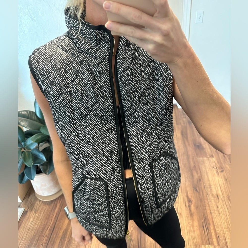 🌟SALE🌟 black and white herringbone vest​​​​​ - Picture 3 of 7